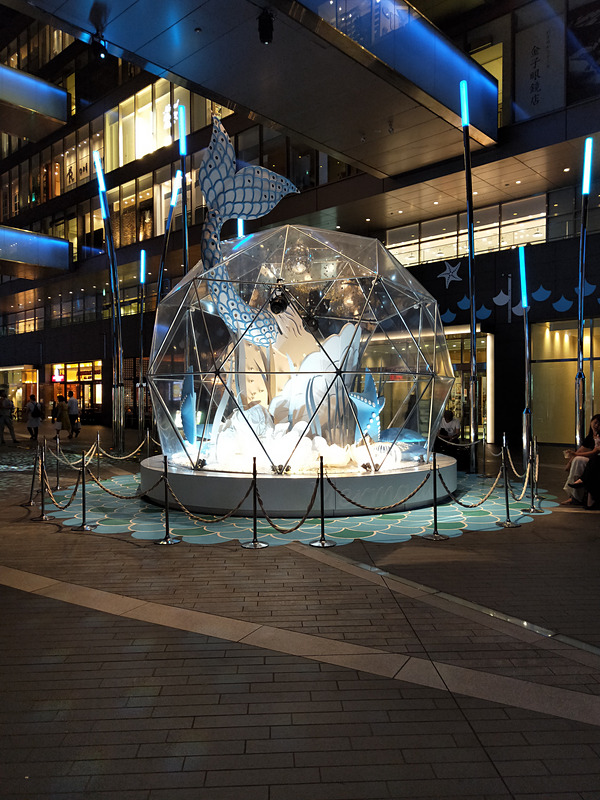 R15 Proでイベントスペースのオブジェを撮影。背景の明かりはややつぶれ気味だが、オブジェはきれいに撮影できている