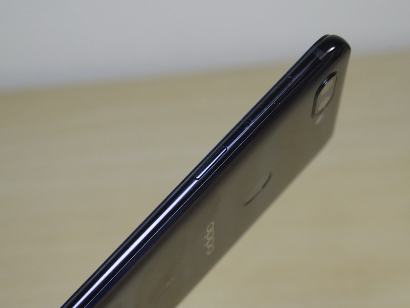 右側面は電源キーを備える。カメラ部がやや突起していることがわかる