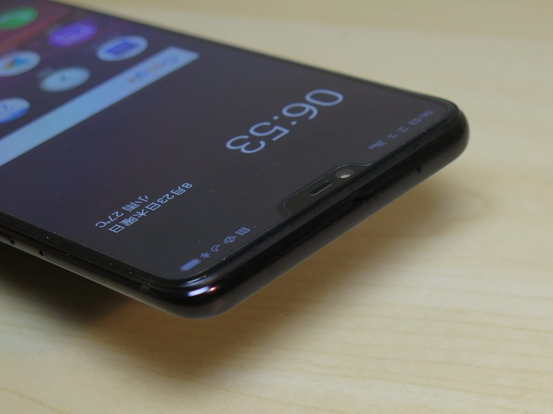 ディスプレイの上側にノッチ（切り欠き）があるデザイン。保護シートは出荷時に貼られているもので、実用に耐えられるもの