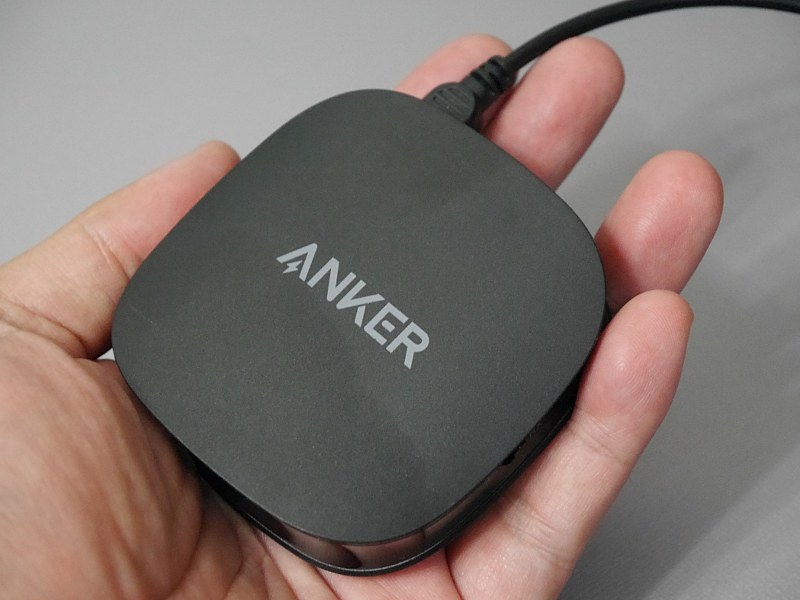 本体は手のひらサイズ。裏面は滑り止め加工が施されているが、いかんせん軽量なのでケーブルに引きずられがちだ