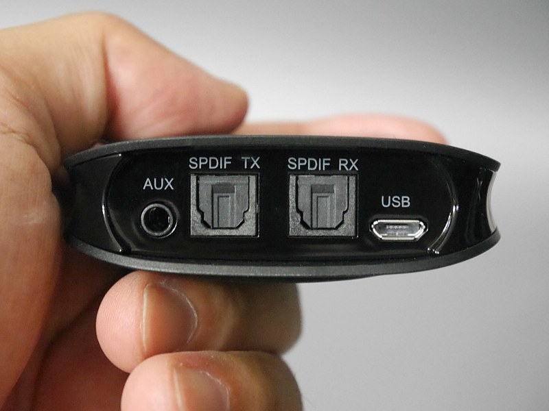 今回はスピーカーをBluetooth化するので、スピーカーから出ているケーブルをAUXに差し込む