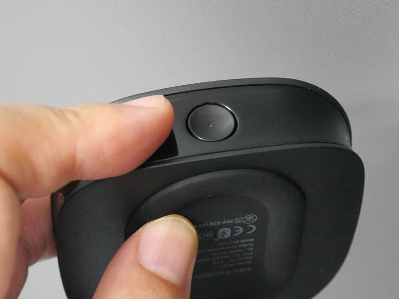 電源とペアリングを兼ねたボタンを押す