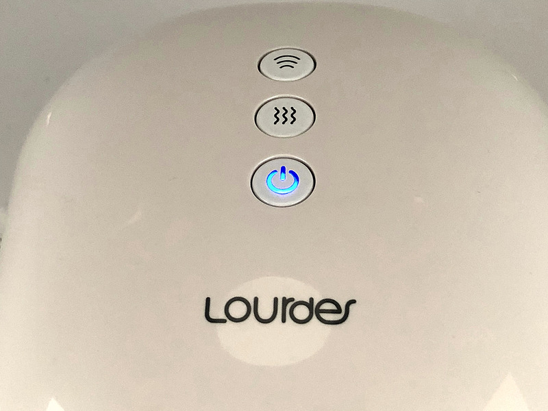 電源オフの状態から電源ボタンを押すごとに、「全体コース」として電源オン（青点灯）→「指先コース」（緑点灯）→電源オフ（消灯）と切り替わる