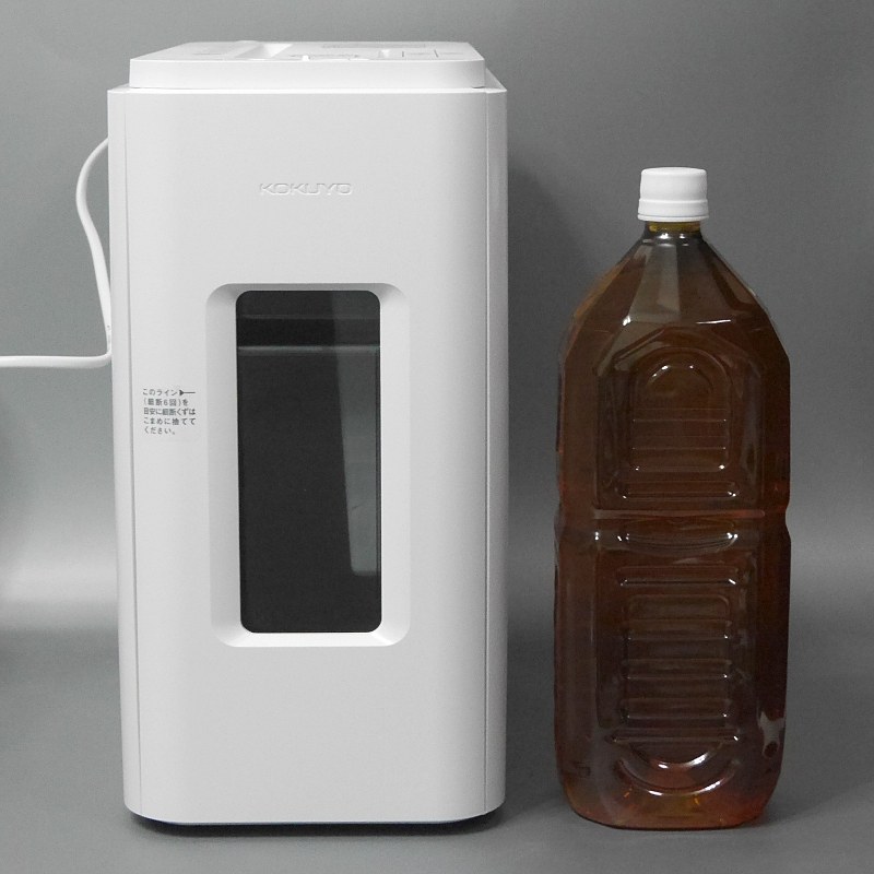 2Lのペットボトルとのサイズ比較。ホームユースとしてはそこそこ大きいが、オフィス用の製品と比べると圧倒的にコンパクトだ