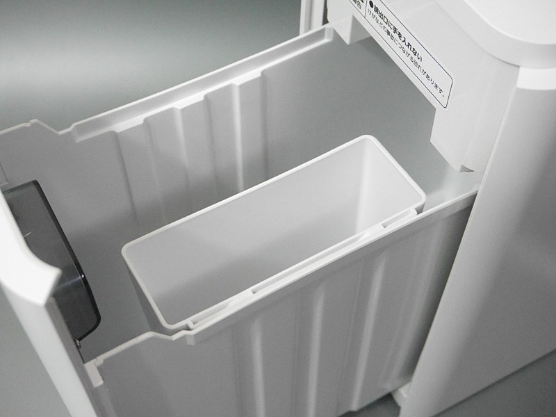 裁断したCDは紙とは別にメディアトレーに貯まる構造。不要になったクレジットカードなども裁断できる