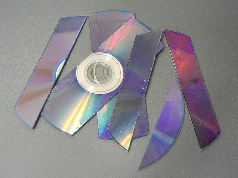 CDは5分割で裁断される。レーベルの記載内容を読めなくするためにも、もう少し細かく裁断できるとベターだが、業務用でも3～4分割の製品があるくらいなので致し方ないだろう