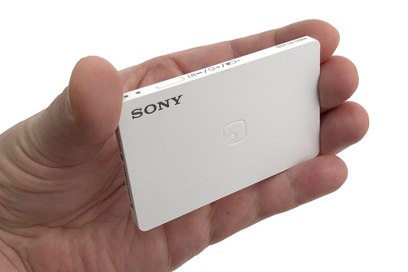 ソニー「非接触ICカードリーダー/ライターPaSoRi RC-S390」。iOS専用のFeliCa対応カードリーダー/ライターで、iOS端末とはBluetooth接続して使います。実勢価格は4000円前後。