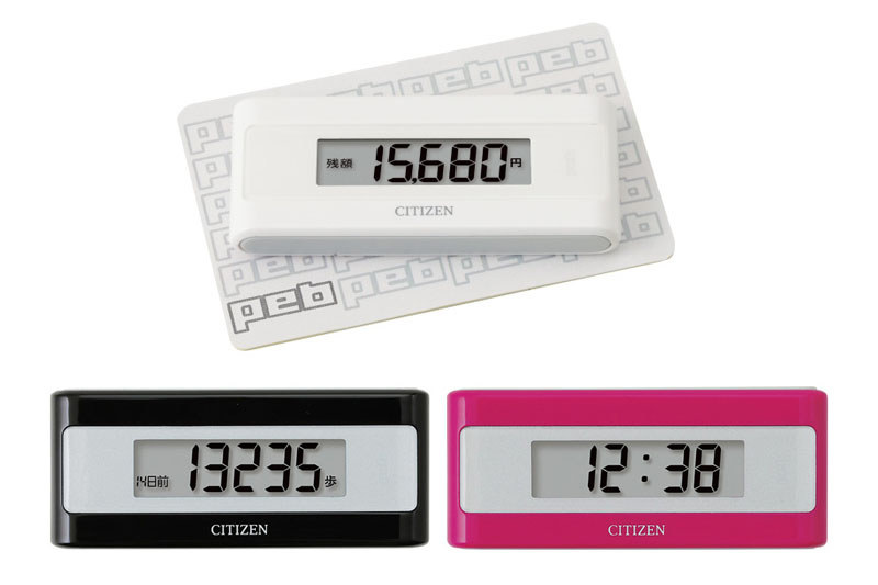 シチズン・システムズの「TWTC501」（<a href="http://www.citizen-systems.co.jp/electronic/health/twtc501.html" class="strong bn" target="_blank">公式ページ</a>）。歩数計に電子マネービューアーが内蔵された製品です。対応カードはPASMOを含む各種交通系ICカード、nanaco、WAON、新旧Edyとなっています。ポイント表示機能はありません。歩数計としては14日分の歩数をメモリーし、ポケットやバッグなど入れれば歩数がカウントされます。クリップ・ストラップ付き。実勢価格は2800円前後。