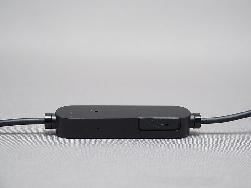 リモコン側面にmicroUSB接続の充電口、裏面にはマイク穴がある