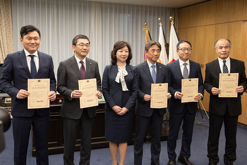 2018年4月の周波数割当時の様子。左から楽天 代表取締役会長兼社長の三木谷浩史氏、KDDI 代表取締役社長の高橋誠氏、野田聖子総務大臣、NTTドコモ 代表取締役社長の吉澤和弘氏、ソフトバンク 代表取締役社長の宮内謙氏、沖縄セルラー 代表取締役社長の湯淺英雄氏