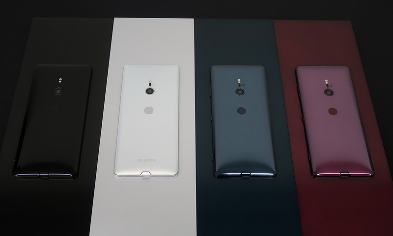 カラーバリエーションはブラック、ホワイトシルバー、フォレストグリーン、ボルドーレッドの4色。背面のみにカラーがあしらわれる