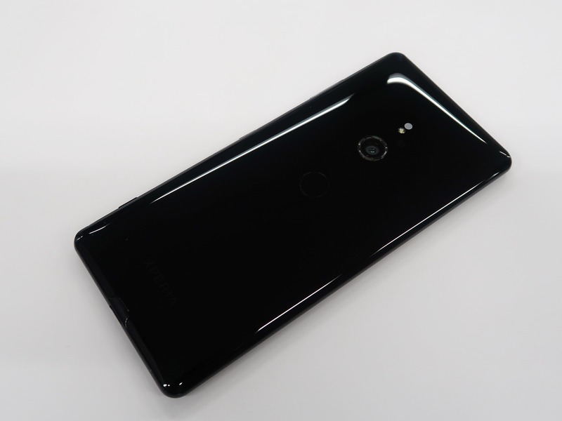 背面もガラス仕上げ。カメラと指紋センサーのレイアウトは従来モデルを継承