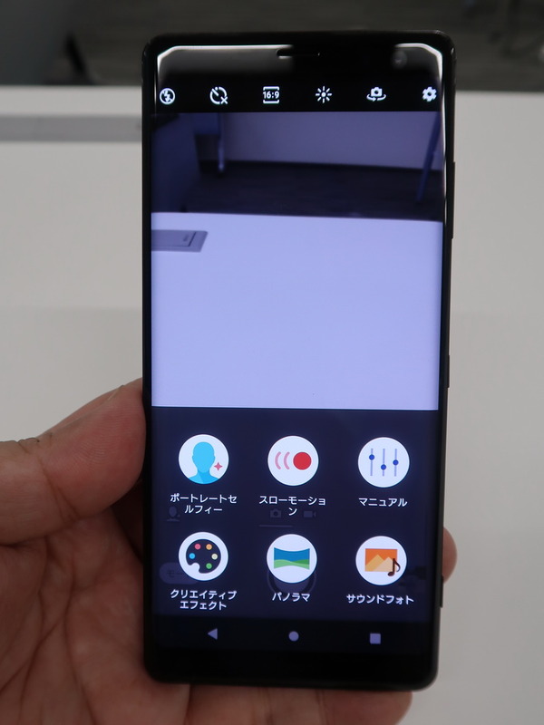 カメラのユーザーインターフェイスは変更され、［MODE］ボタンをタップすると、各撮影モードがアイコンつきで表示されるようになった。