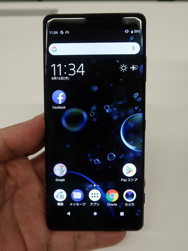 従来モデルに比べ、薄くなり、持ちやすい形状。縦横比18:9のディスプレイ搭載で、縦長ボディに仕上げられている