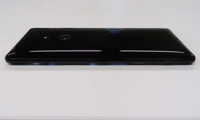 右側面にはカメラキーや電源キーを備える。ディスプレイの側面部分は湾曲している