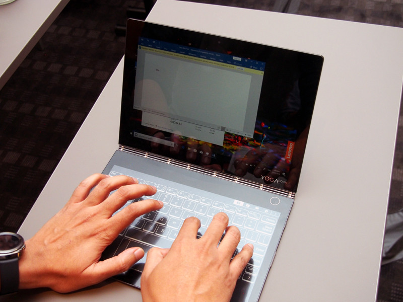 E-Inkのディスプレイには、キーボードや電子書籍などを表示できる