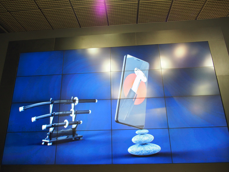 刀に鳥居に和傘にと、「AQUOS D10」のプロモーション映像では、これでもかというほど“和テイスト”を全面に打ち出していた