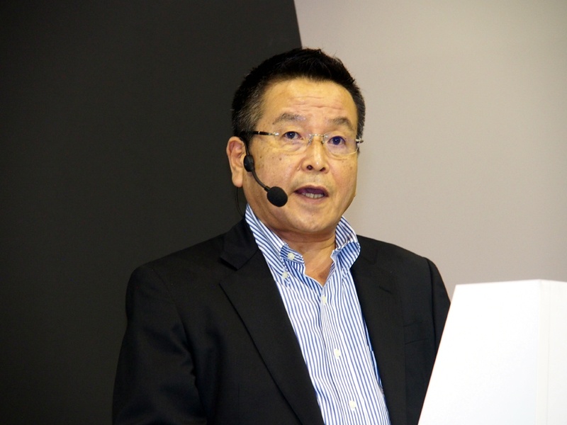 シャープのプレスカンファレンスに登壇した、石田副社長
