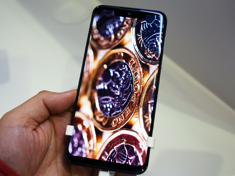 参考出展された有機ELディスプレイ搭載のスマートフォン