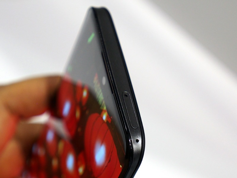 ディスプレイパネル自体が盛り上がるようにカーブしている