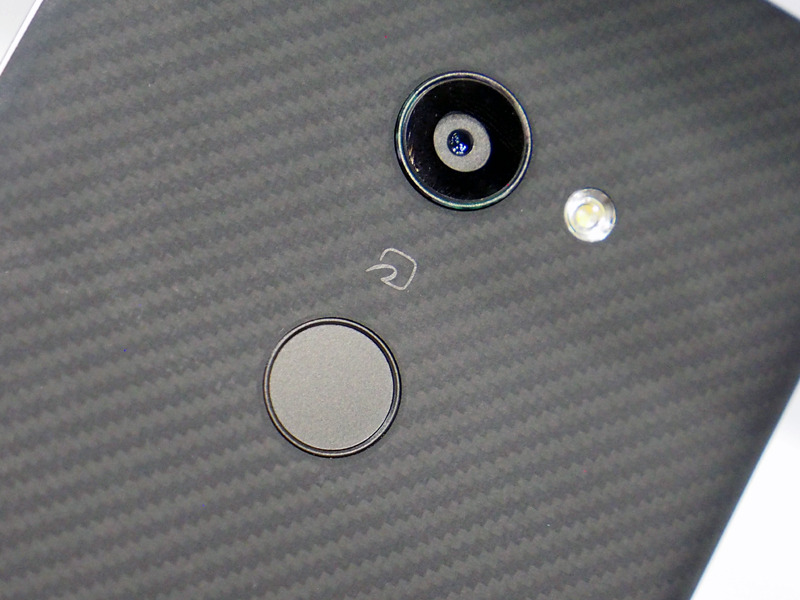 背面にはおサイフケータイのマークもあり、日本投入が近いことがうかがえる