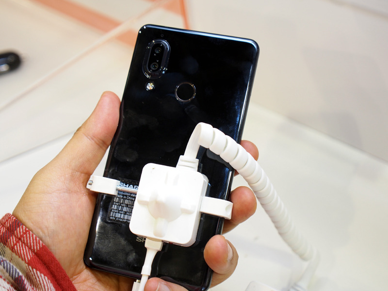 背面にはデュアルカメラを備える