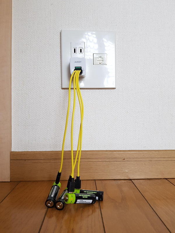 暗闇でこの感じで充電すると……USB充電池のそれぞれが光ってシュールだ