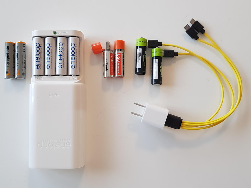 良い子が使うごく左から順に、普通の単3アルカリ電池、賢いユーザが愛用するエネループ充電池、昔型秋葉原徘徊人が使う10年振りのキャップ式USB充電池、今回ご紹介のmicroUSBポート穴付きのUSB充電池