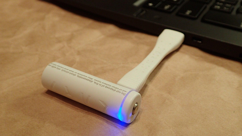 デザインも洗練されていて、専用の柔らかいUSB充電ケーブルも付属している