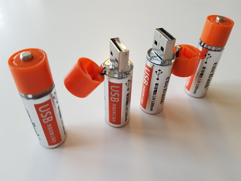 10年ほど前に秋葉原に登場したころと殆んどデザインに変化がない元祖USB充電池。キャップを止めている柔いゴムが不安だ