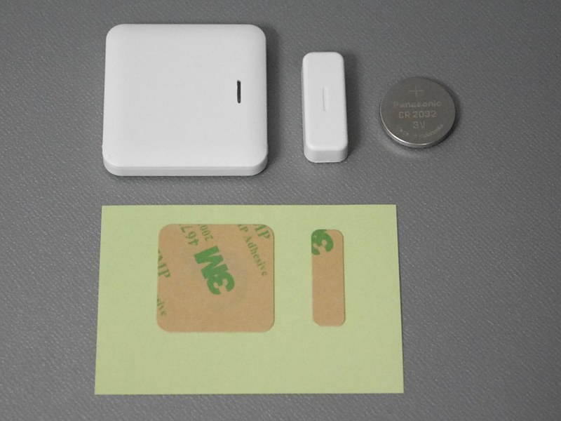 同梱品一式。組み合わせて使うマグネット部と電池、貼付用シールが同梱される