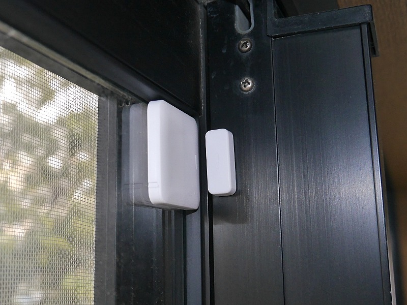 厚みが約8mmということで、ガラス面に貼り付けても開閉に支障がないのは利点だ