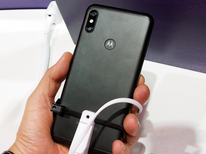 背面は金属素材となり、「motorola one」とは質感が大きく異なる