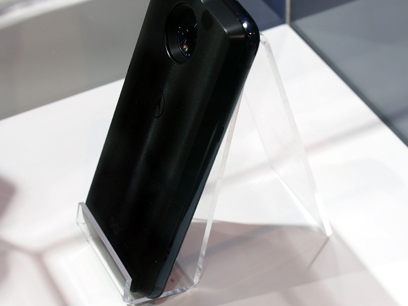 バッテリーが搭載されているためか、厚みもある