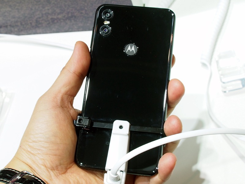 背面はガラス素材で、デュアルカメラを備える