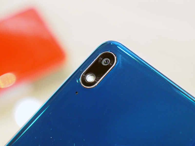 “デュアルカメラ風”だが、片方はカメラではなく、フラッシュになる