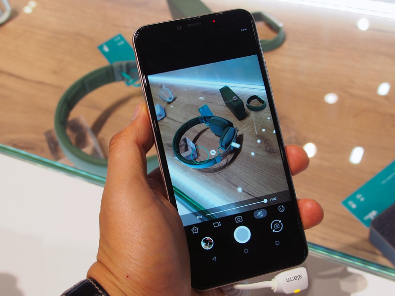 デュアルカメラを搭載し、背景ボカシなどの機能を利用できる