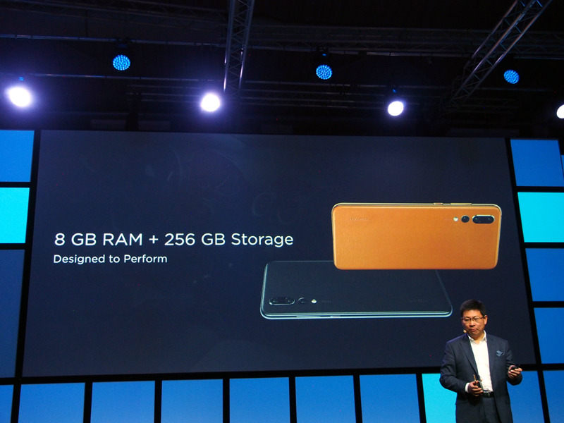 本革を採用した2色は、RAMのスペックも強化されている