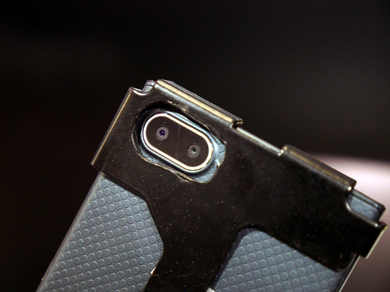 BlackBerry KEY2と同じデュアルカメラだが、仕様は12メガピクセル×2から、13メガピクセル＋5メガピクセルへと落とされている