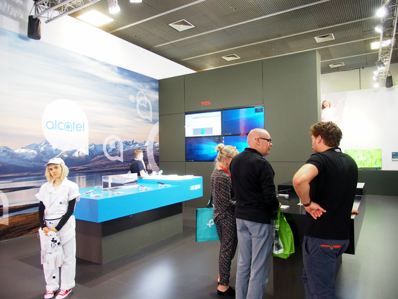 alcatelの展示台には来場者がおらず、寂しい印象