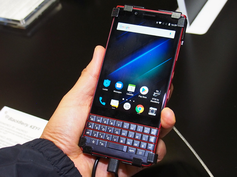 カラーバリエーションは上掲のSlateのほか、赤が映えるAtomicと、ゴールドのChampagneで計3色展開