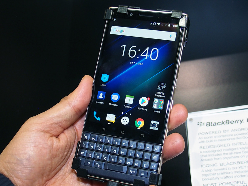 カラーバリエーションは上掲のSlateのほか、赤が映えるAtomicと、ゴールドのChampagneで計3色展開