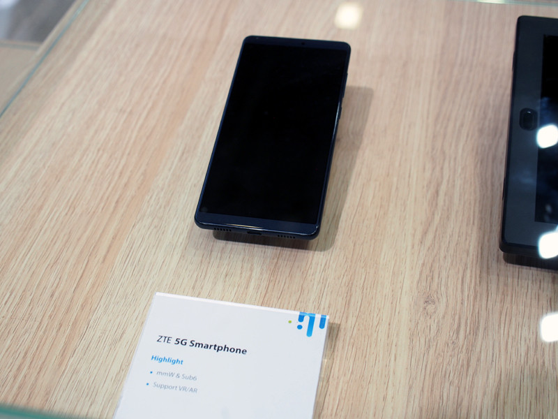 スマートフォンはミリ波とSub 6に両対応する予定だという