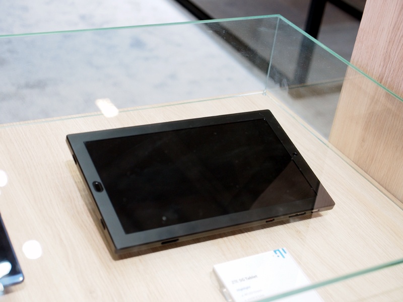 コンセプトモデルながら、タブレットには謎のケースが装着してあった