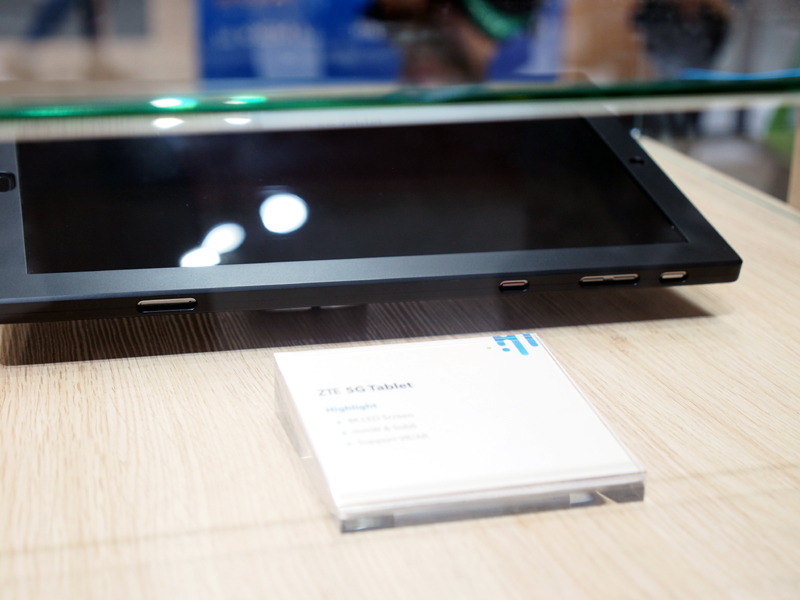 コンセプトモデルながら、タブレットには謎のケースが装着してあった