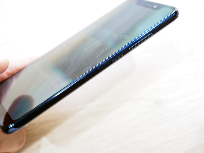 7.9mmと高機能ながら、スリムに仕上がっている