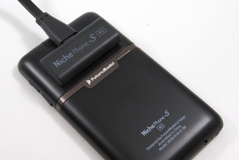 専用のマグネット端子を通して充電する