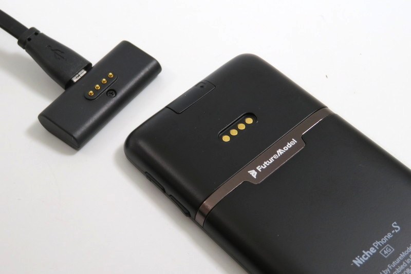 専用のマグネット端子を通して充電する