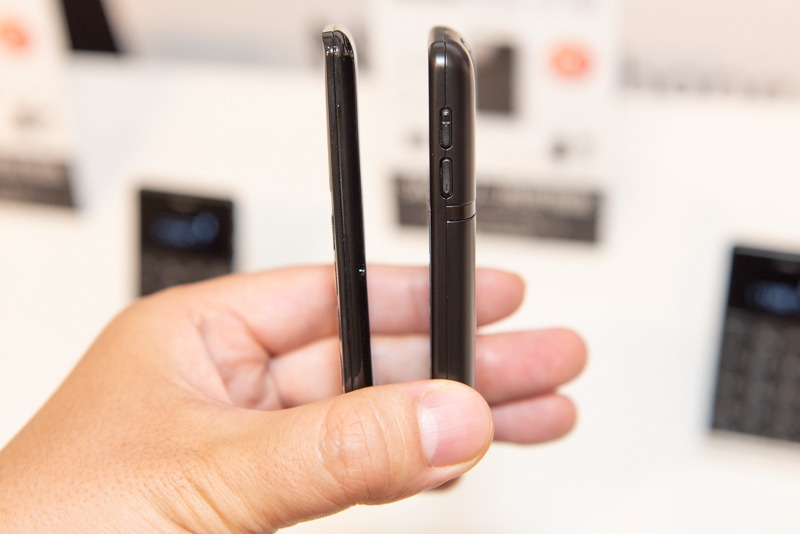 左が前モデルの「NichePhone-S」、右が新しい「NichePhone-S 4G」