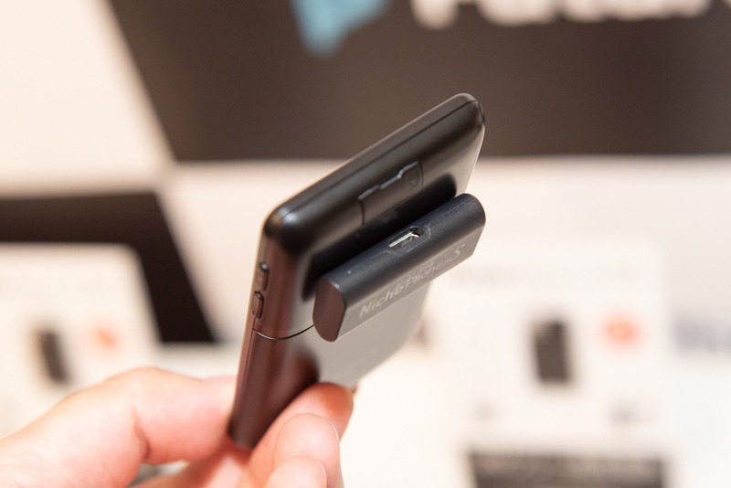 充電用端子はマグネットで吸着する